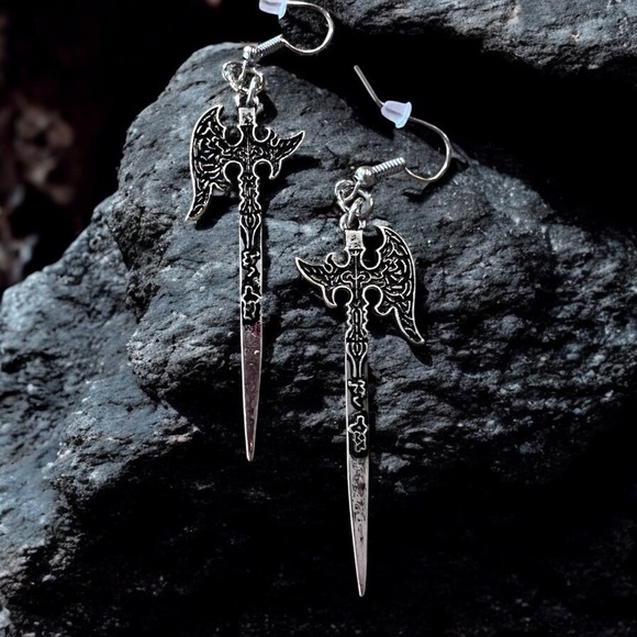 Stylish silver toned axe earrings with detailed design. Perfect for a DND player - Picture 8 of 15